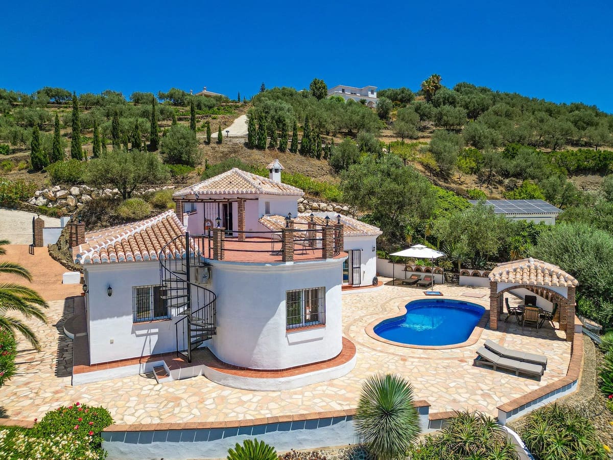 4 bedroom Villa for sale in Arenas with pool garage - € 675,000 (Ref: 9991974)