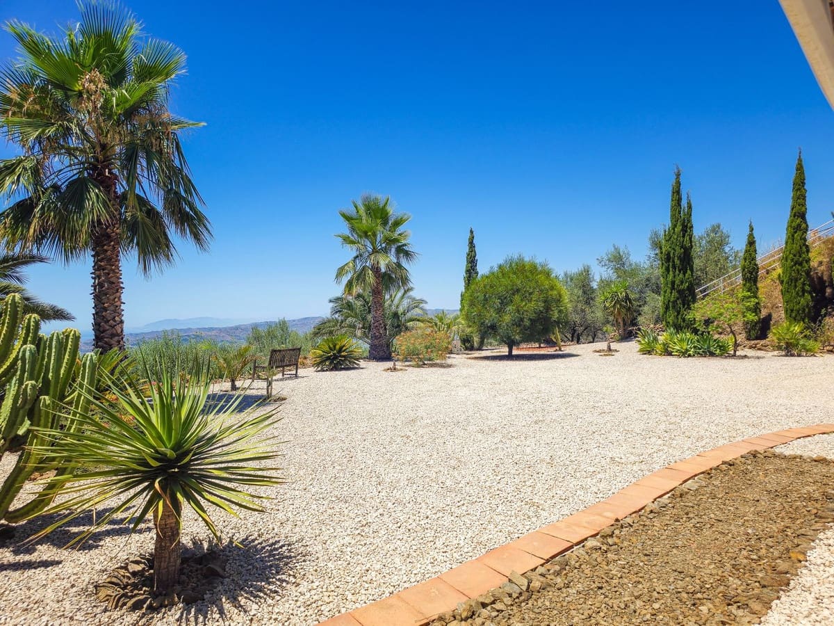 4 bedroom Villa for sale in Arenas with pool garage - € 675,000 (Ref: 9991974)