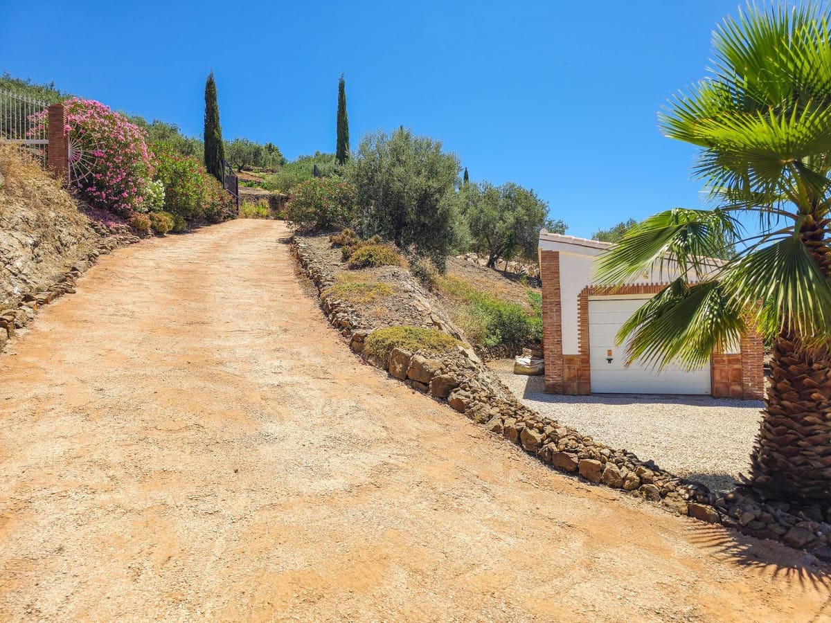 4 bedroom Villa for sale in Arenas with pool garage - € 675,000 (Ref: 9991974)