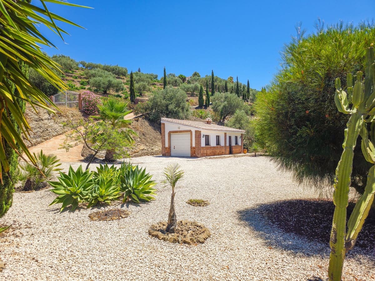 4 bedroom Villa for sale in Arenas with pool garage - € 675,000 (Ref: 9991974)