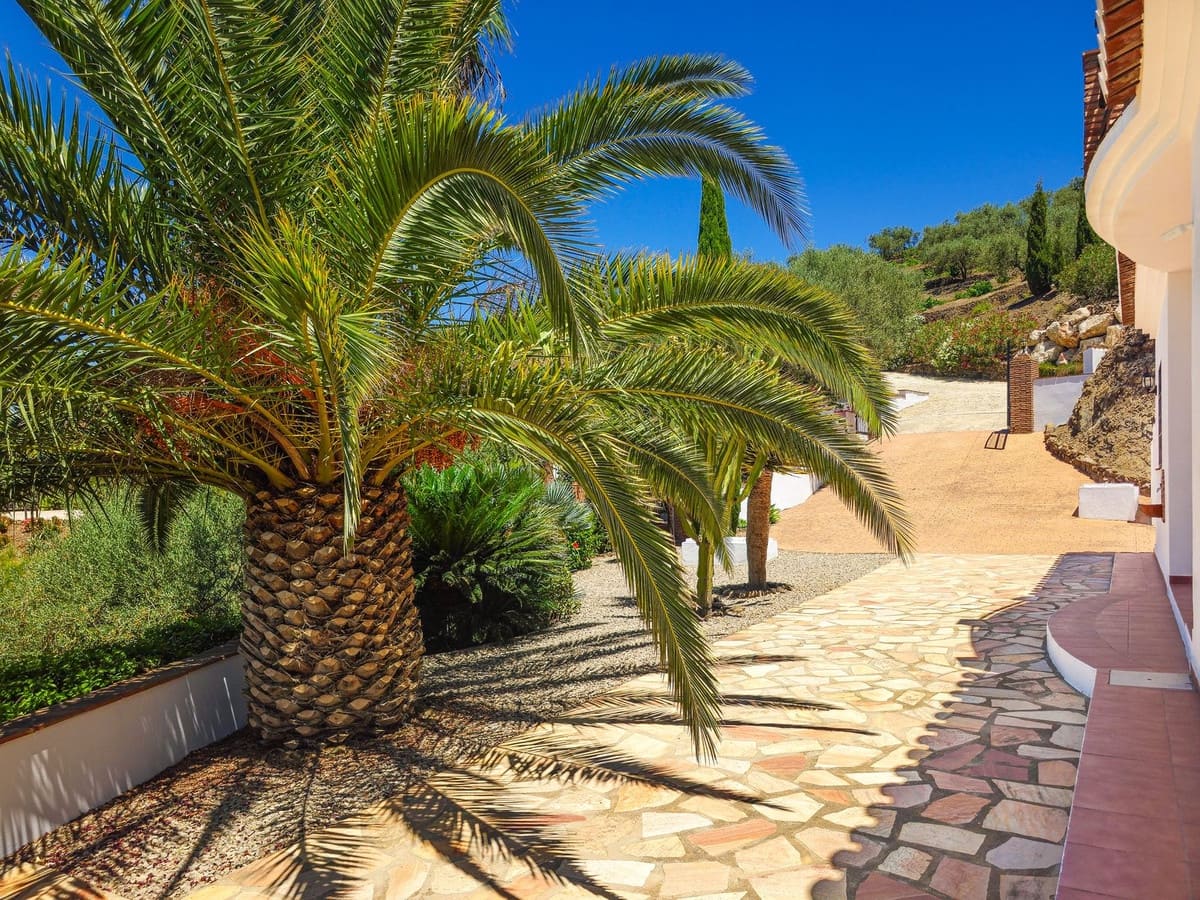 4 bedroom Villa for sale in Arenas with pool garage - € 675,000 (Ref: 9991974)