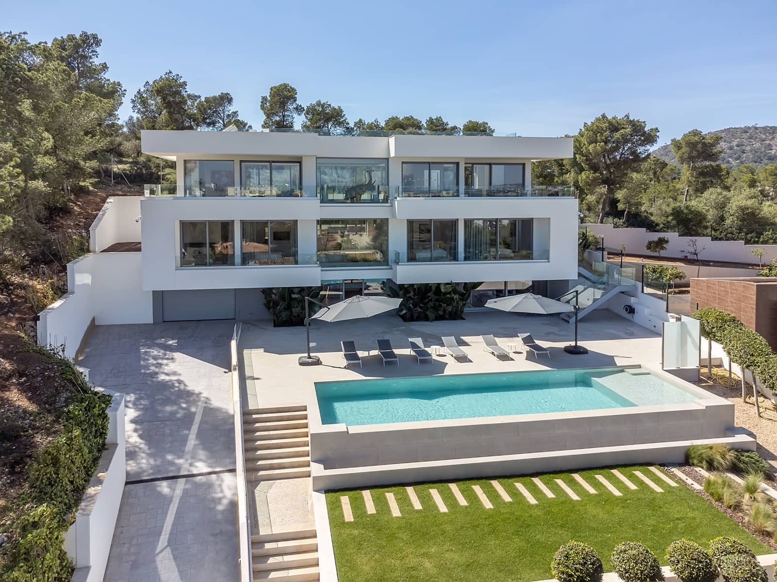 5 bedroom Villa for sale in Palmanova with pool garage - € 4,450,000 (Ref: 9394446)