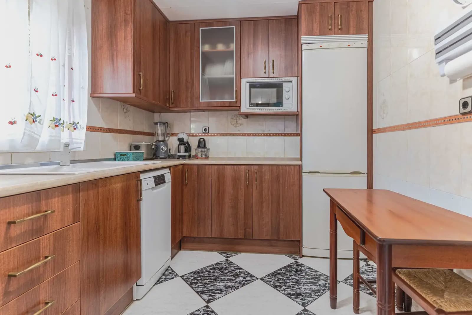 7 slaapkamer Villa te koop in Jaen stad met zwembad garage - € 360.000 (Ref: 10001172)