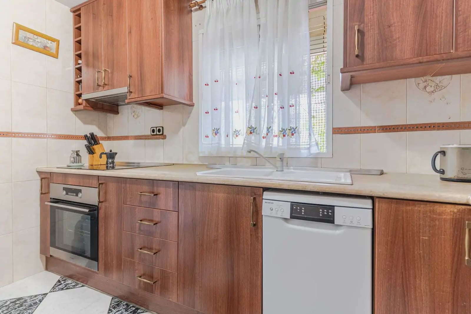 7 slaapkamer Villa te koop in Jaen stad met zwembad garage - € 360.000 (Ref: 10001172)