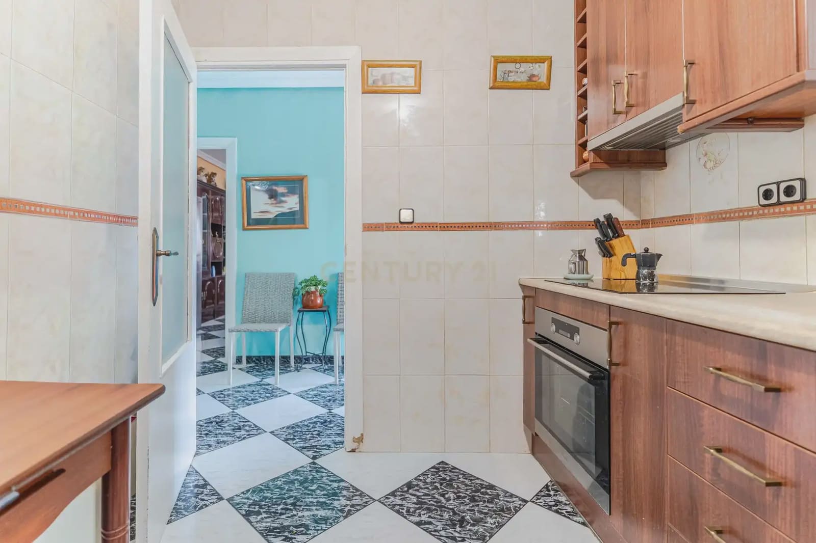 7 slaapkamer Villa te koop in Jaen stad met zwembad garage - € 360.000 (Ref: 10001172)