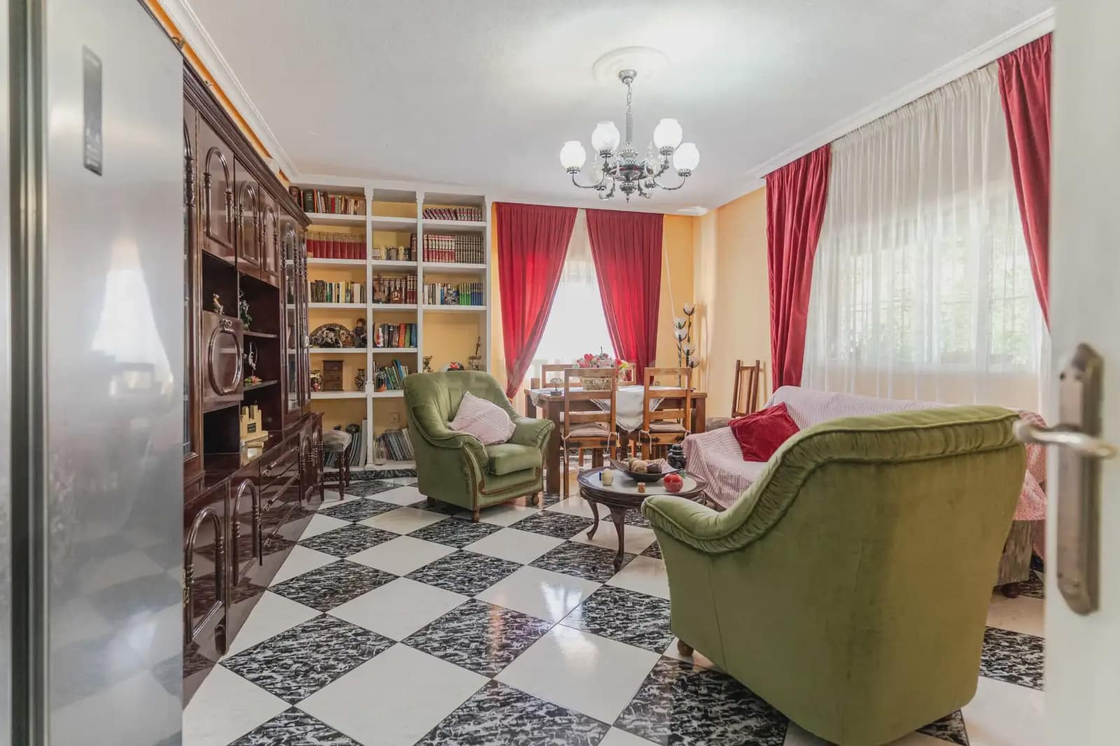 7 slaapkamer Villa te koop in Jaen stad met zwembad garage - € 360.000 (Ref: 10001172)