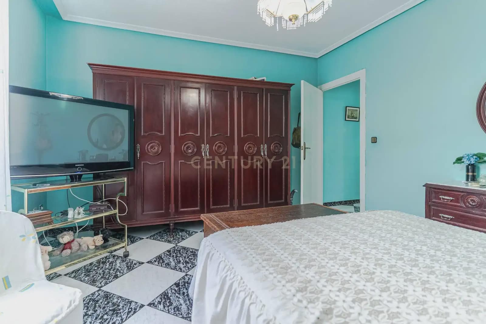 7 slaapkamer Villa te koop in Jaen stad met zwembad garage - € 360.000 (Ref: 10001172)