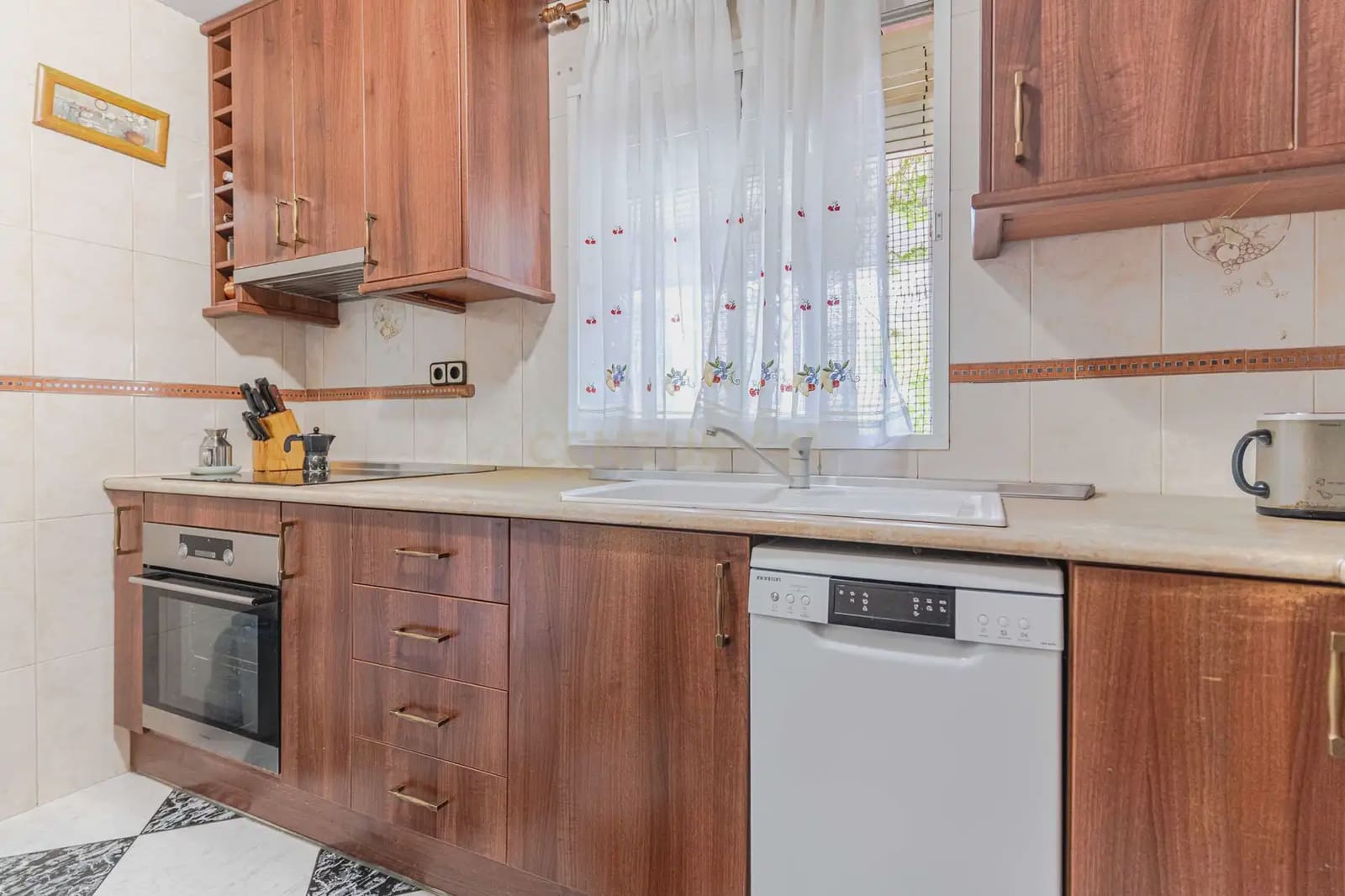 7 bedroom Villa for sale in Jaen city with pool garage - € 360,000 (Ref: 10001172)