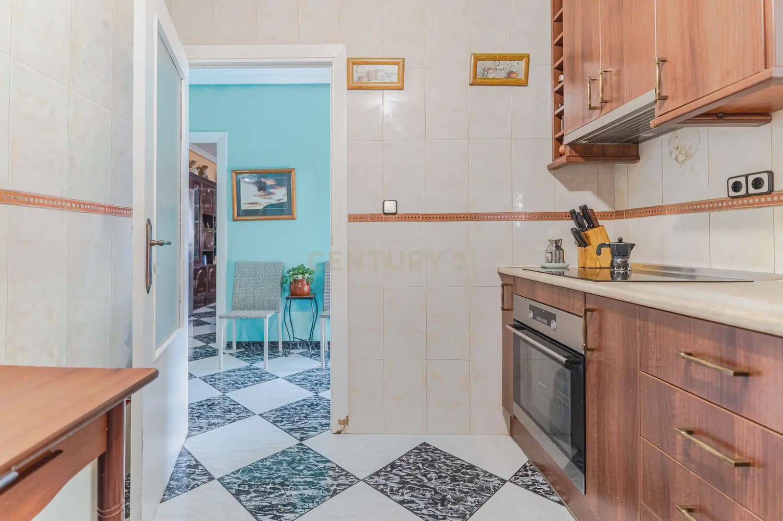 7 bedroom Villa for sale in Jaen city with pool garage - € 360,000 (Ref: 10001172)