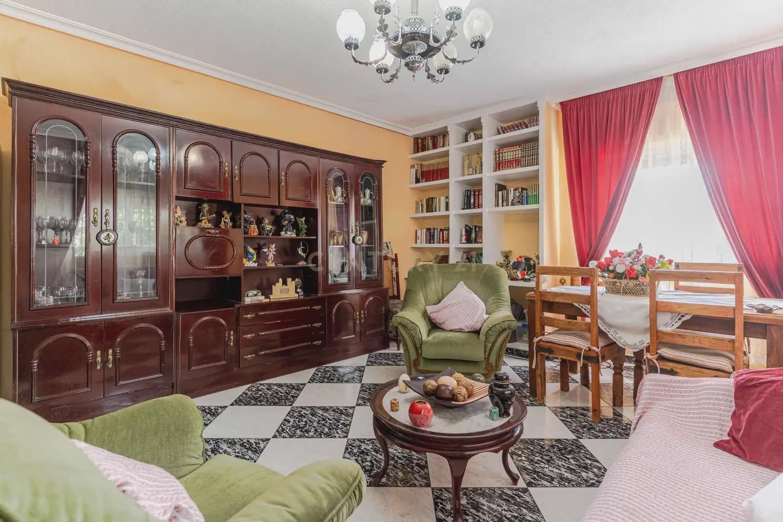 7 bedroom Villa for sale in Jaen city with pool garage - € 360,000 (Ref: 10001172)