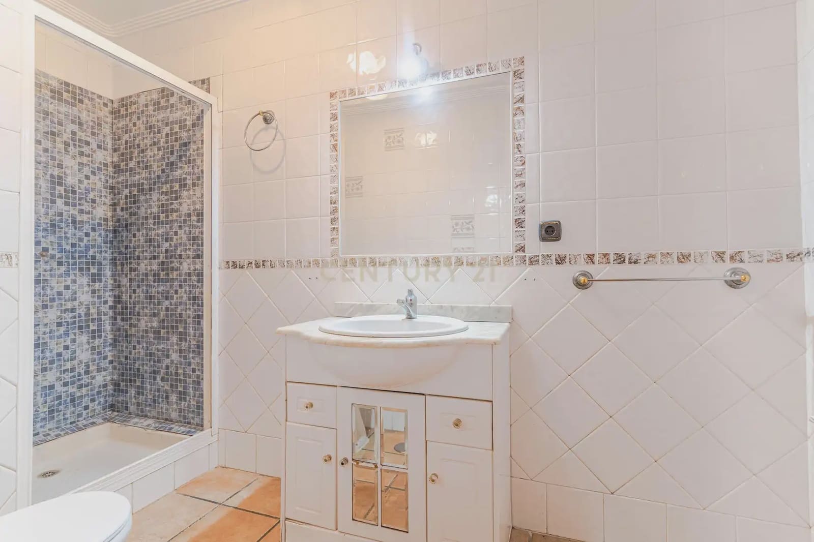 7 bedroom Villa for sale in Jaen city with pool garage - € 360,000 (Ref: 10001172)