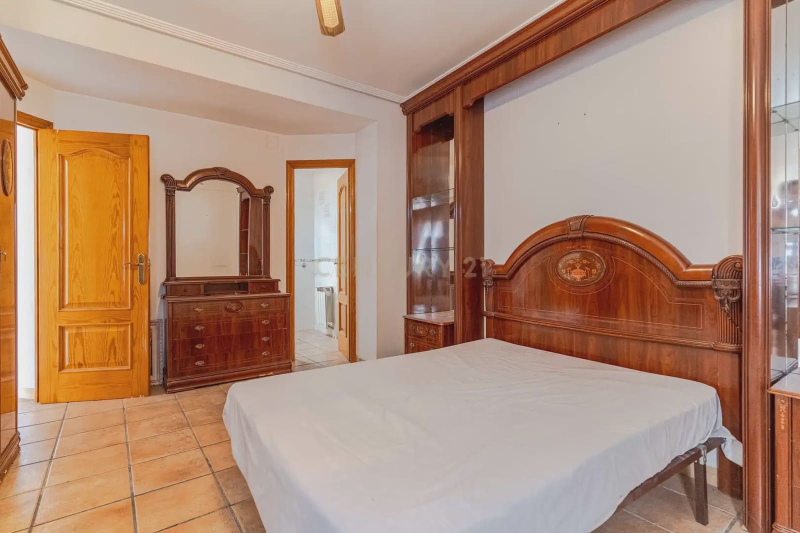 7 bedroom Villa for sale in Jaen city with pool garage - € 360,000 (Ref: 10001172)