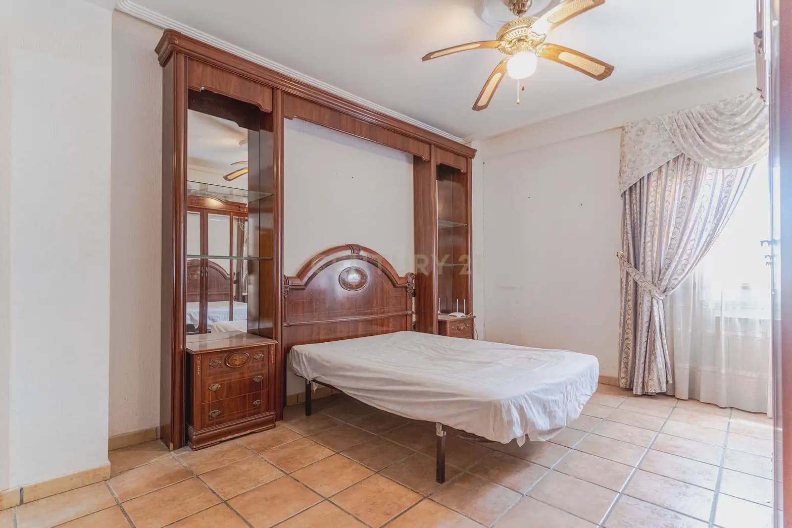 7 bedroom Villa for sale in Jaen city with pool garage - € 360,000 (Ref: 10001172)