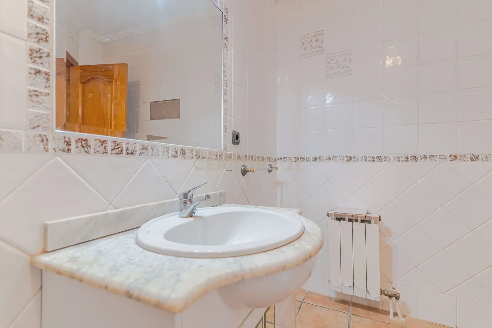 7 bedroom Villa for sale in Jaen city with pool garage - € 360,000 (Ref: 10001172)