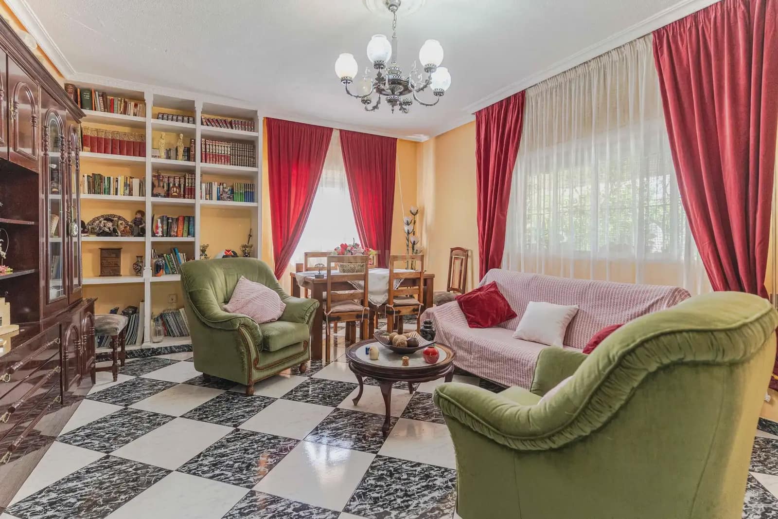 7 bedroom Villa for sale in Jaen city with pool garage - € 360,000 (Ref: 10001172)