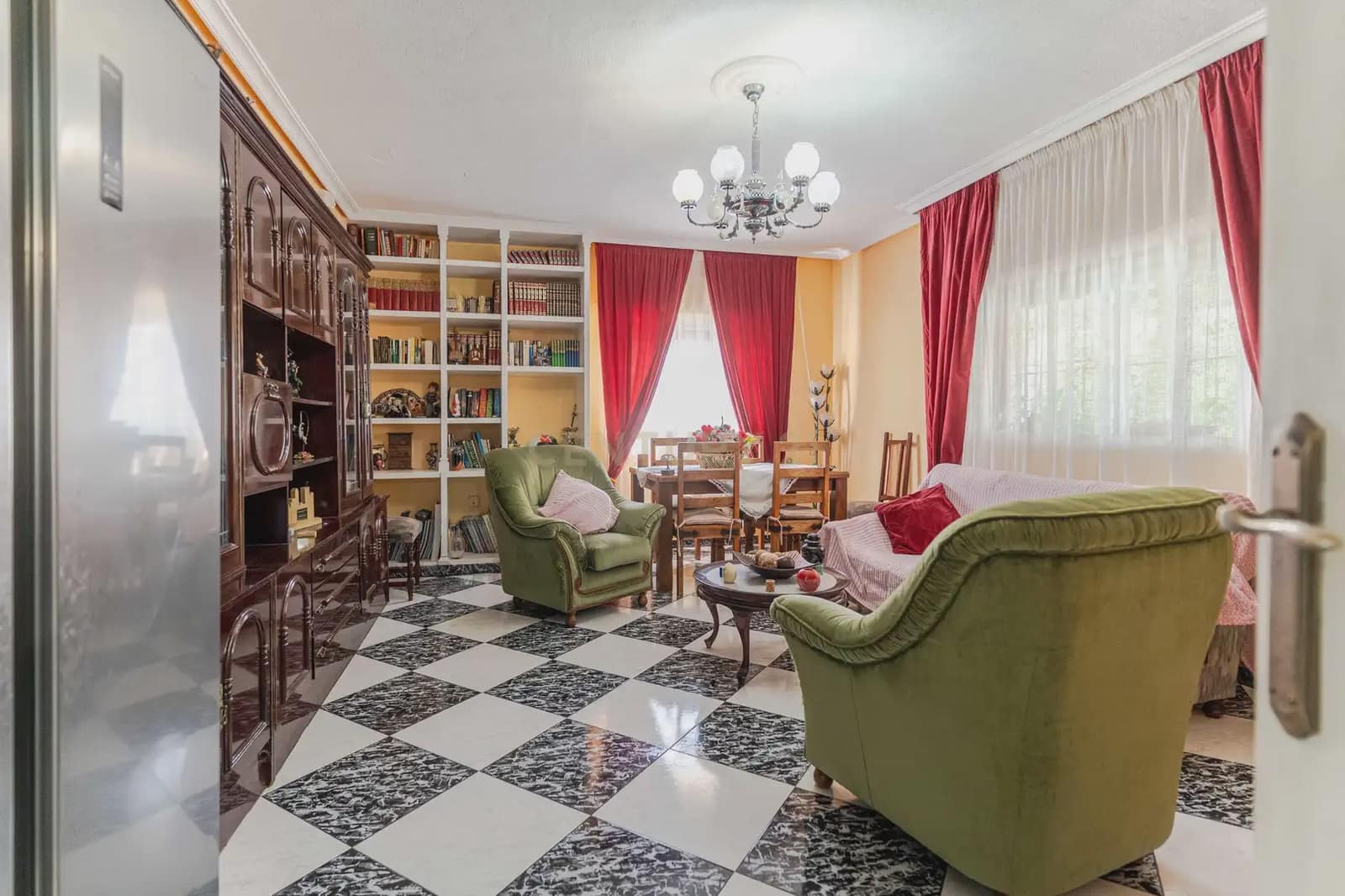 7 bedroom Villa for sale in Jaen city with pool garage - € 360,000 (Ref: 10001172)