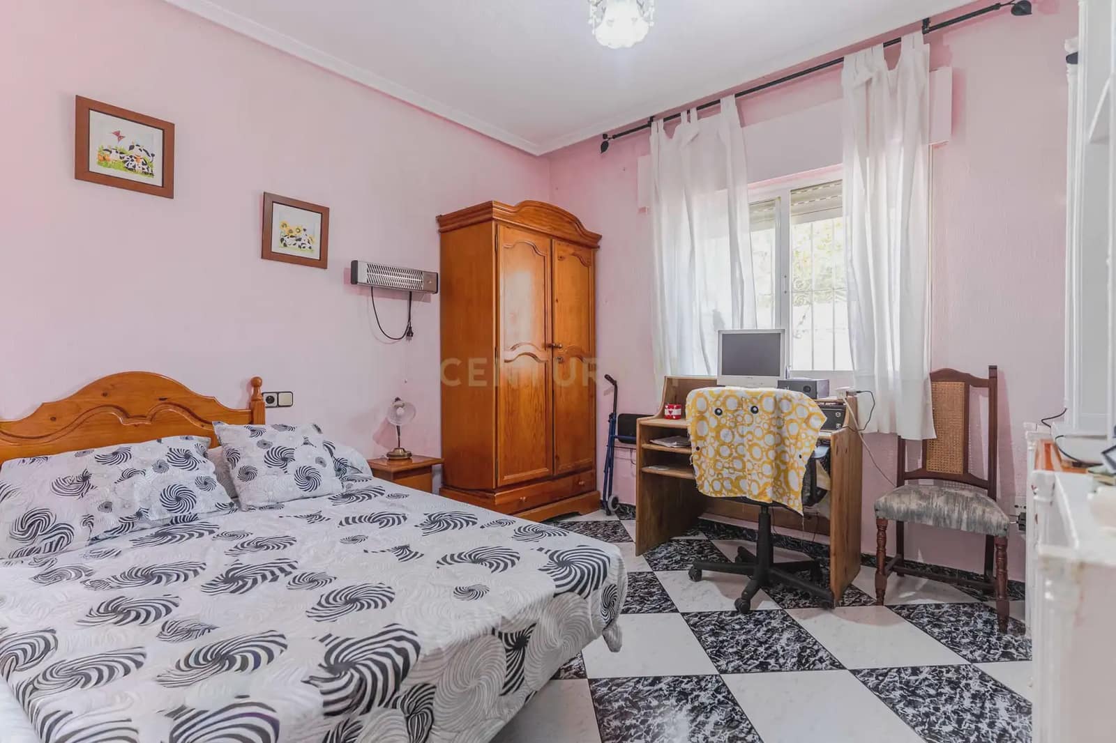 7 bedroom Villa for sale in Jaen city with pool garage - € 360,000 (Ref: 10001172)