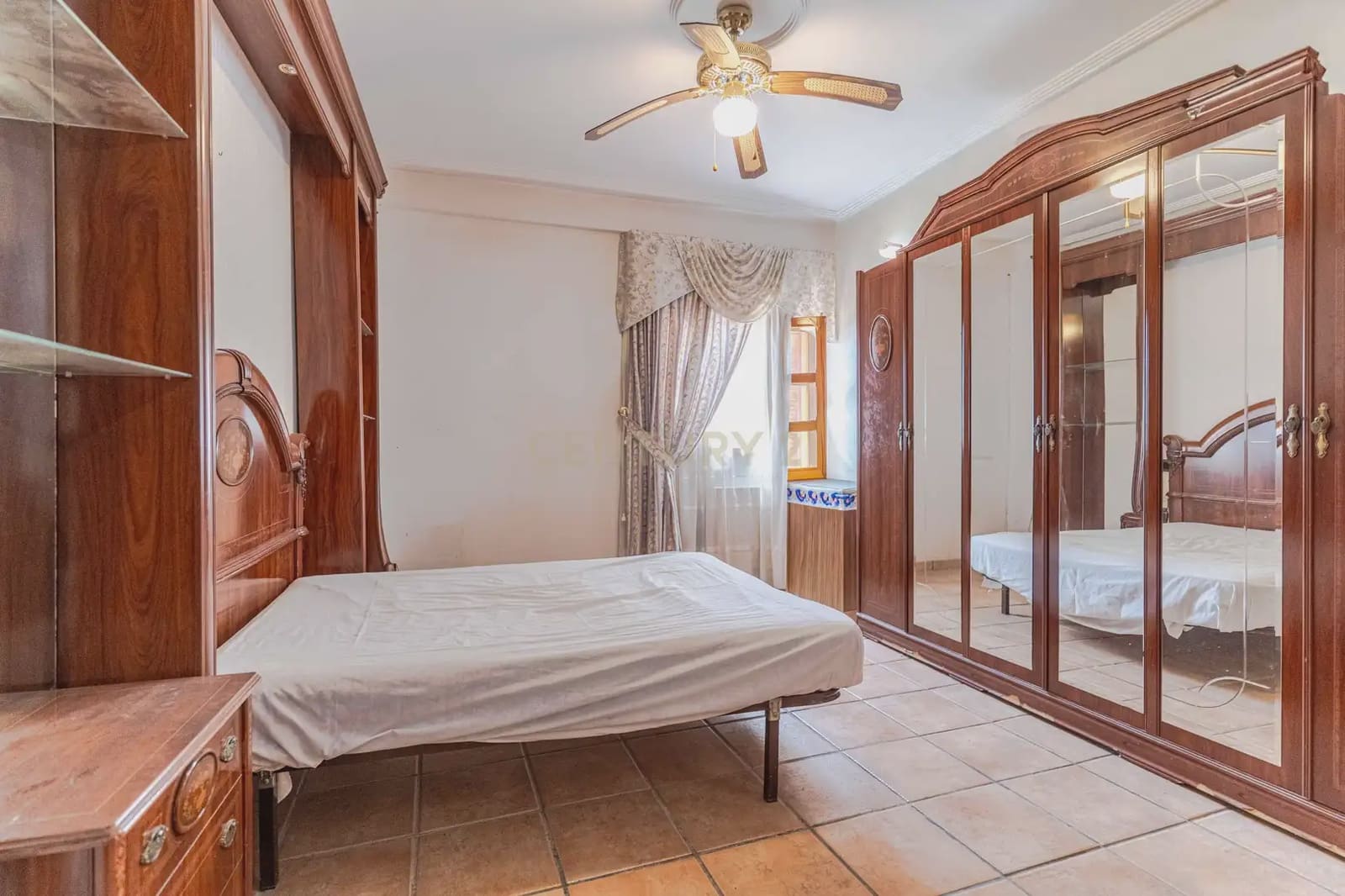 7 bedroom Villa for sale in Jaen city with pool garage - € 360,000 (Ref: 10001172)