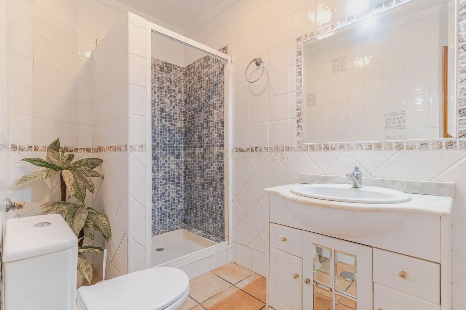 7 bedroom Villa for sale in Jaen city with pool garage - € 360,000 (Ref: 10001172)