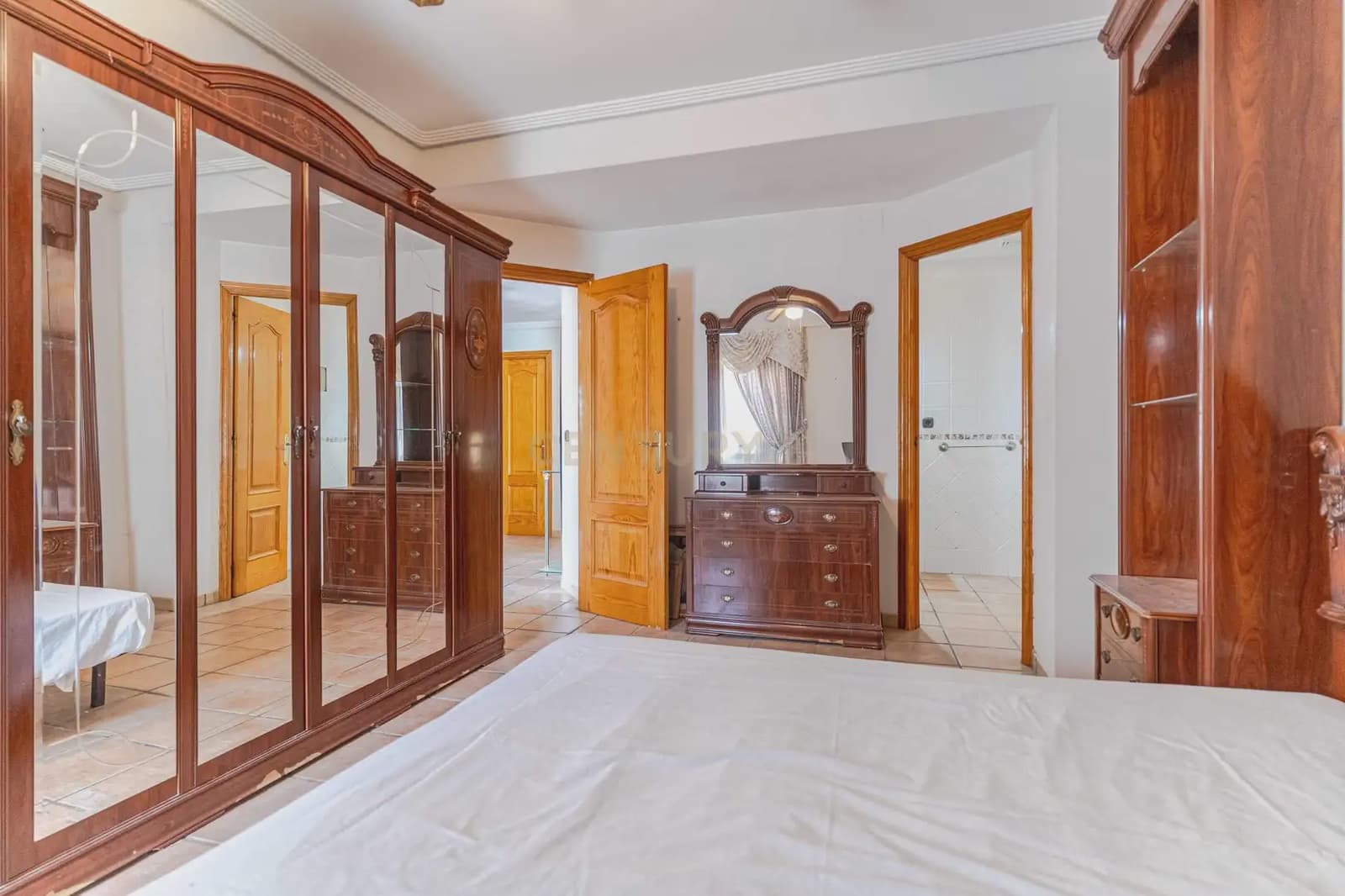 7 bedroom Villa for sale in Jaen city with pool garage - € 360,000 (Ref: 10001172)