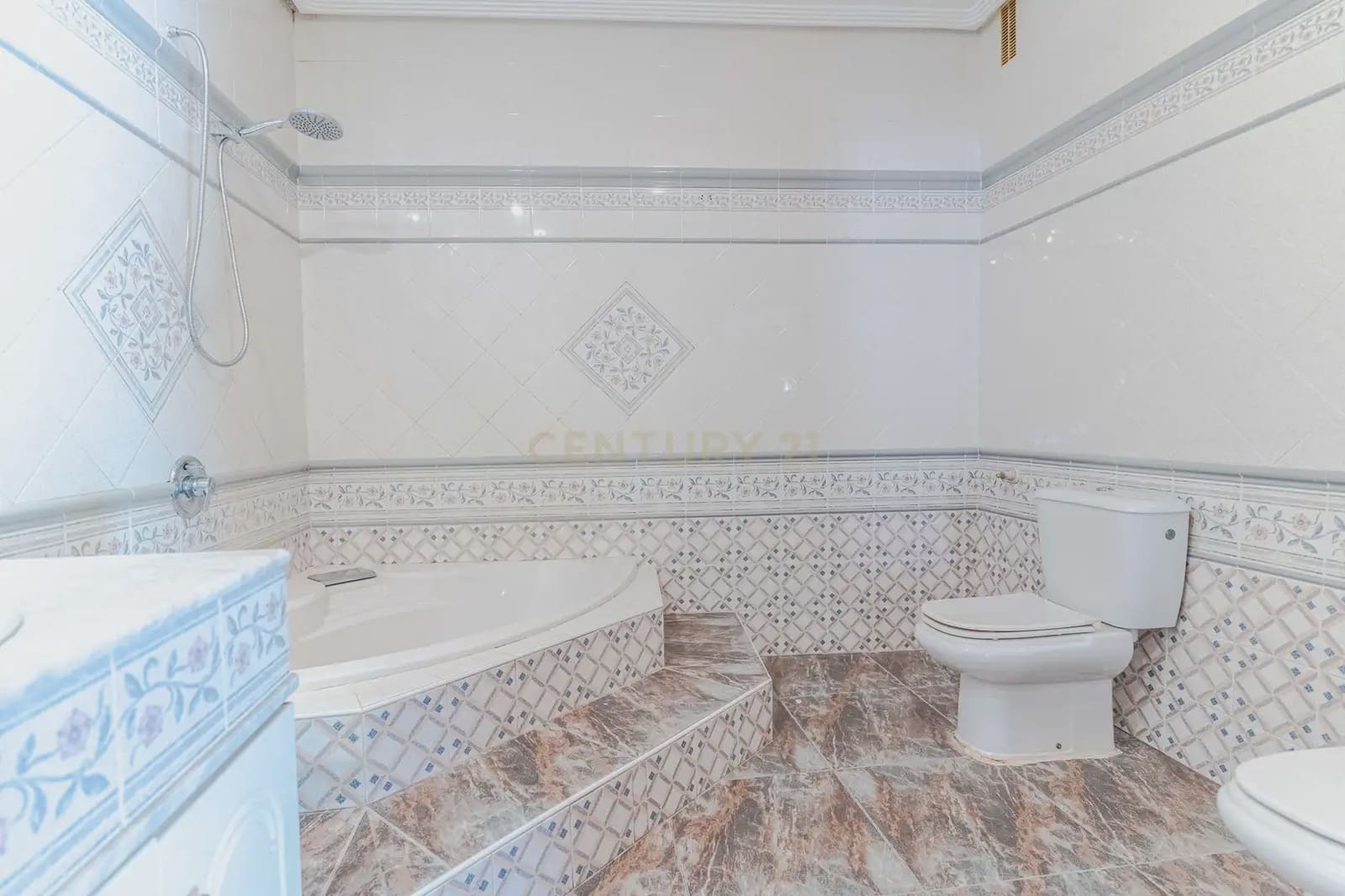 7 bedroom Villa for sale in Jaen city with pool garage - € 360,000 (Ref: 10001172)