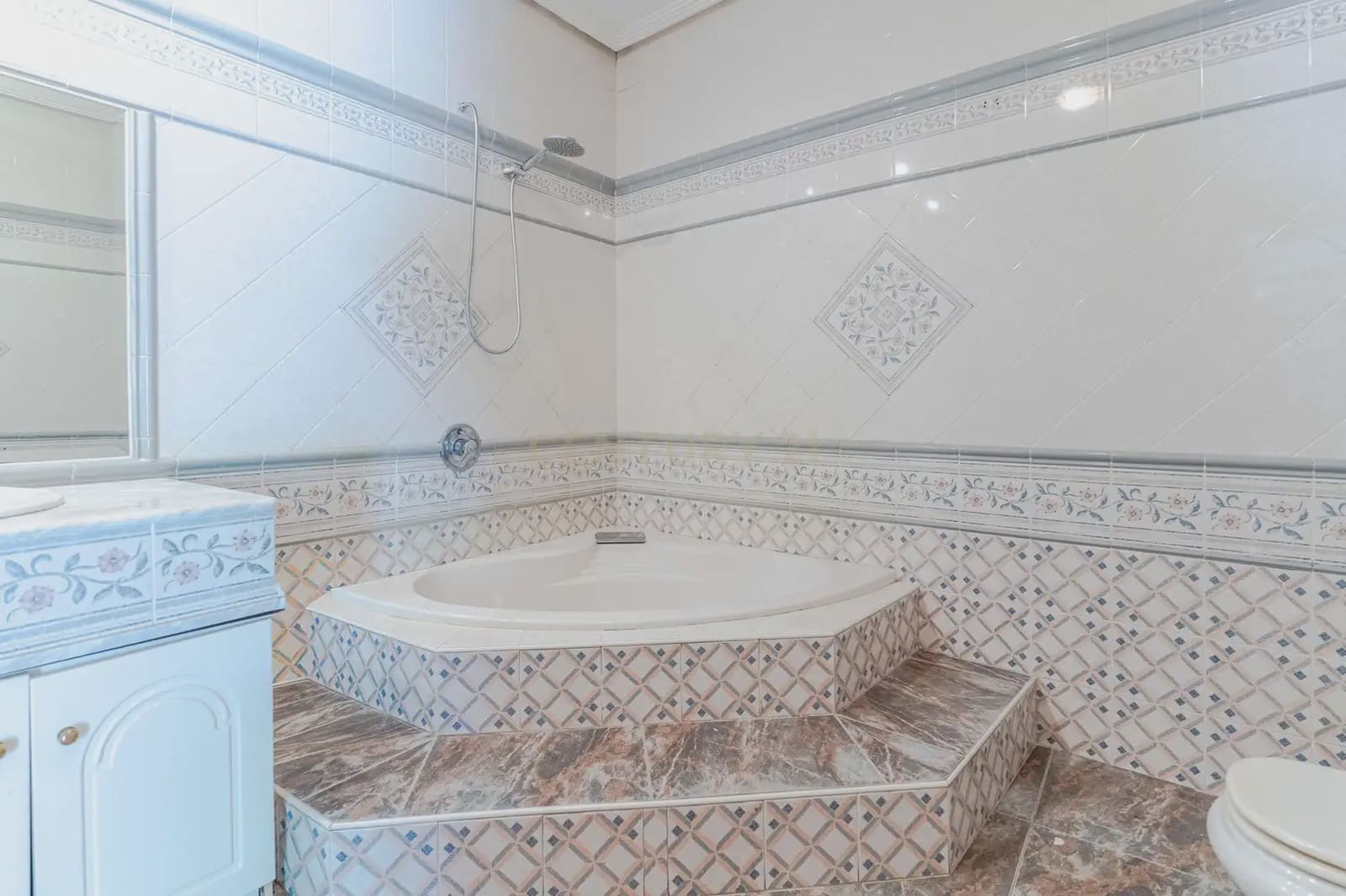 7 bedroom Villa for sale in Jaen city with pool garage - € 360,000 (Ref: 10001172)