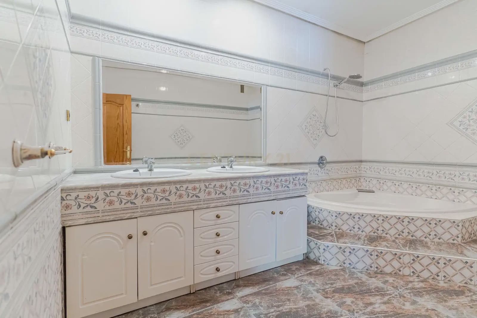7 bedroom Villa for sale in Jaen city with pool garage - € 360,000 (Ref: 10001172)