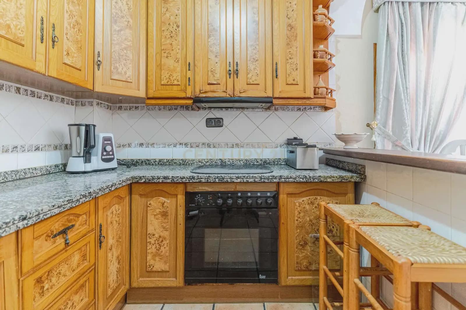 7 bedroom Villa for sale in Jaen city with pool garage - € 360,000 (Ref: 10001172)