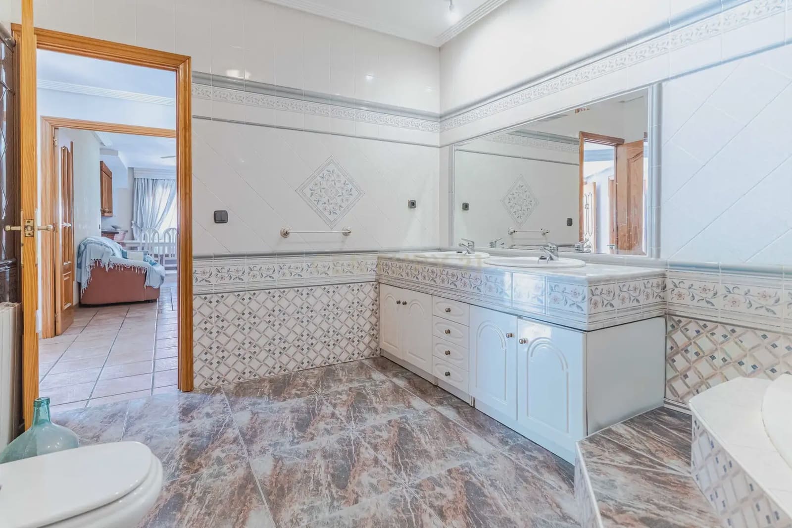 7 bedroom Villa for sale in Jaen city with pool garage - € 360,000 (Ref: 10001172)