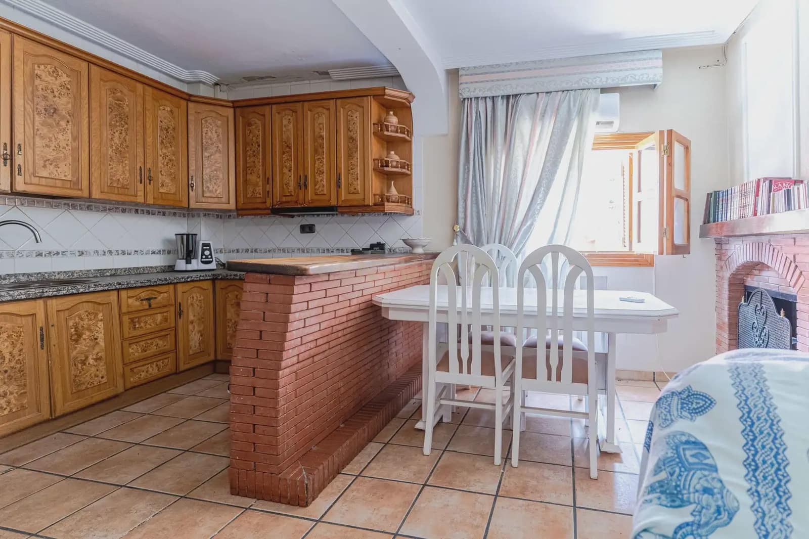 7 bedroom Villa for sale in Jaen city with pool garage - € 360,000 (Ref: 10001172)