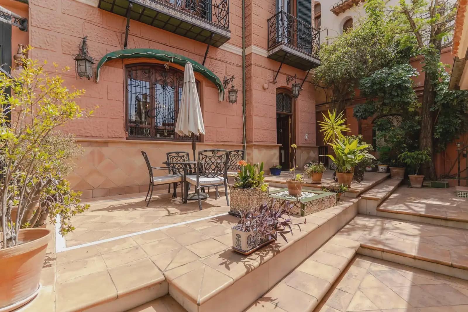 5 sypialnia Willa na sprzedaż w Miasto Grenada z garażem - 825 000 € (Ref: 10004510)