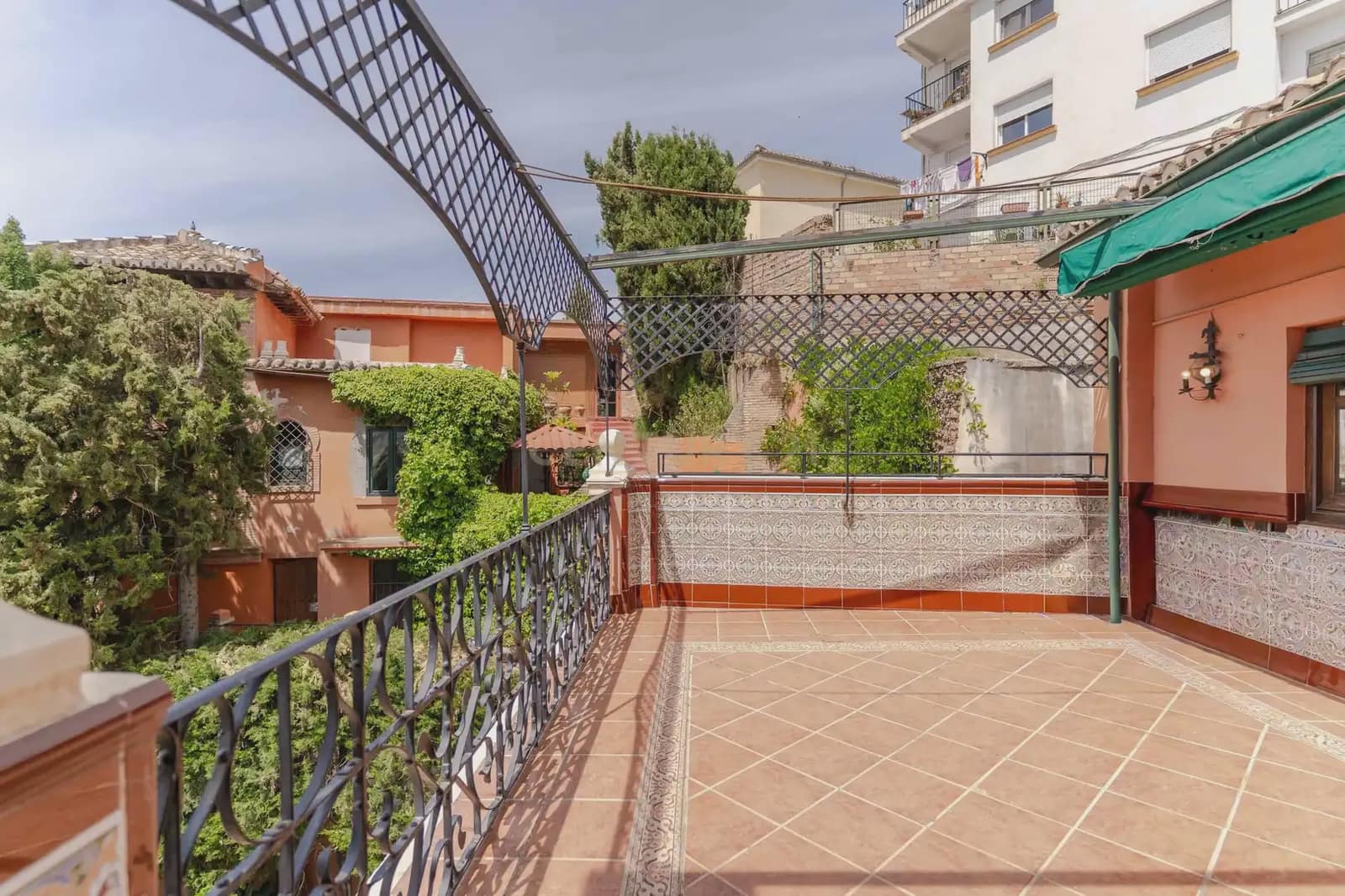 5 sypialnia Willa na sprzedaż w Miasto Grenada z garażem - 825 000 € (Ref: 10004510)