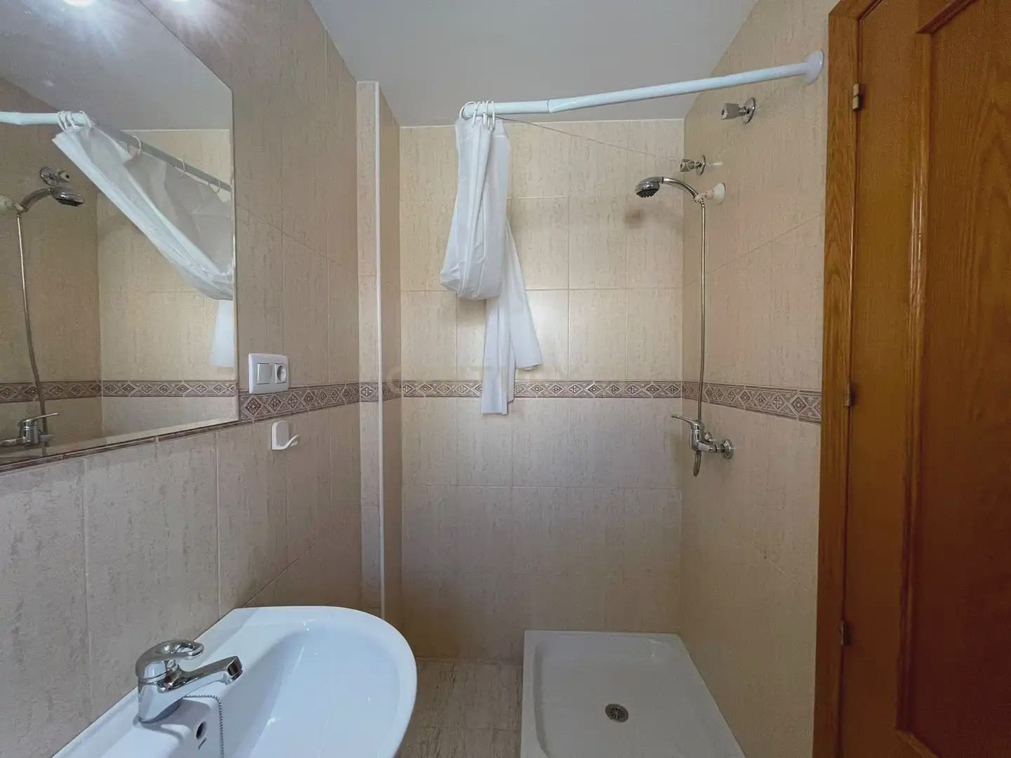 Casa de 3 habitaciones en Armilla en alquiler con garaje - 950 € (Ref: 10004657)