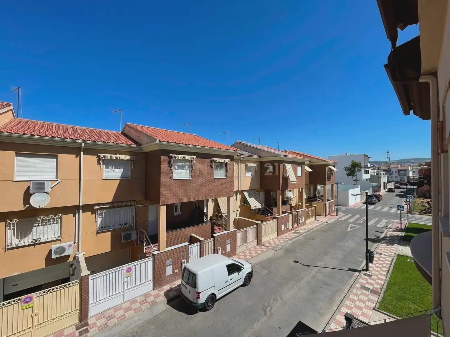 Casa de 3 habitaciones en Armilla en alquiler con garaje - 950 € (Ref: 10004657)