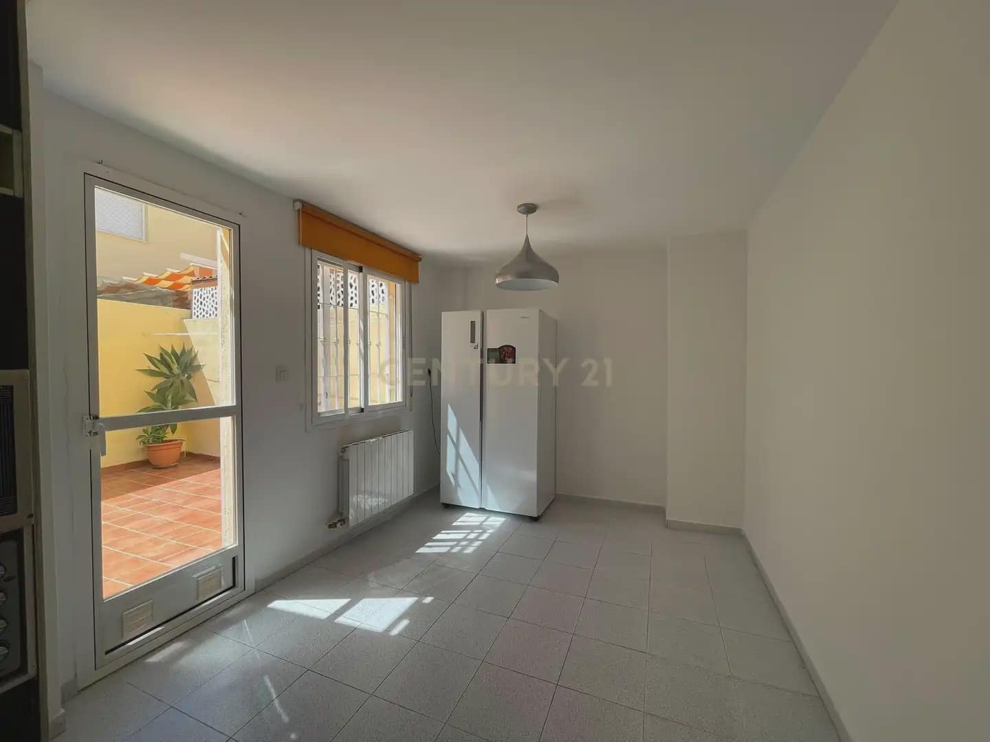 Casa de 3 habitaciones en Armilla en alquiler con garaje - 950 € (Ref: 10004657)