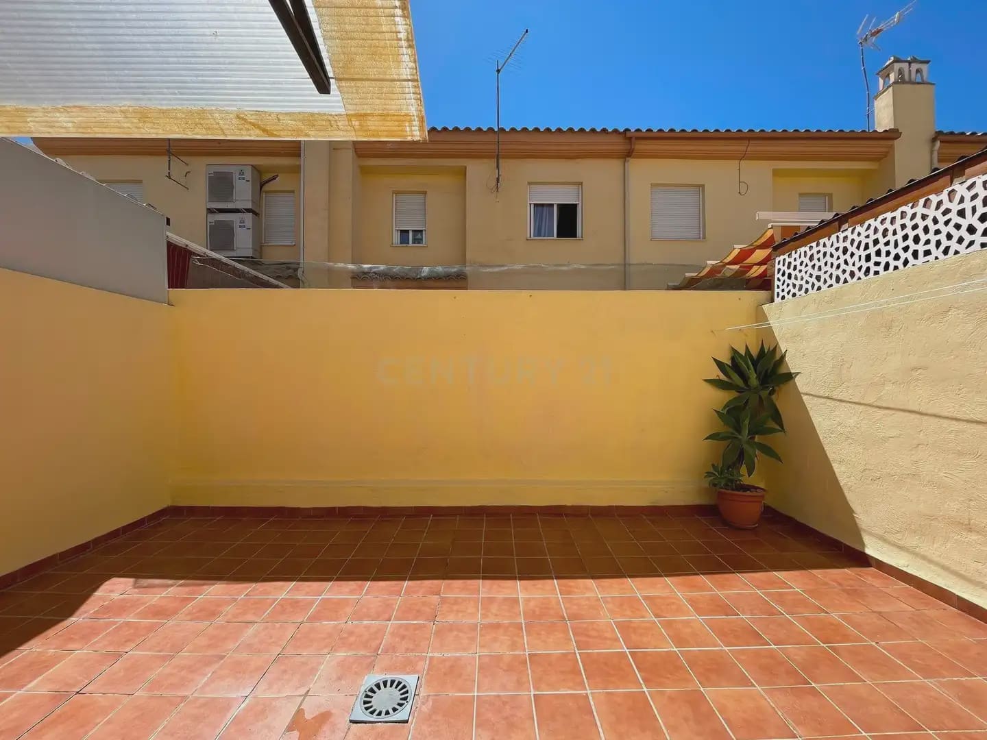 Casa de 3 habitaciones en Armilla en alquiler con garaje - 950 € (Ref: 10004657)