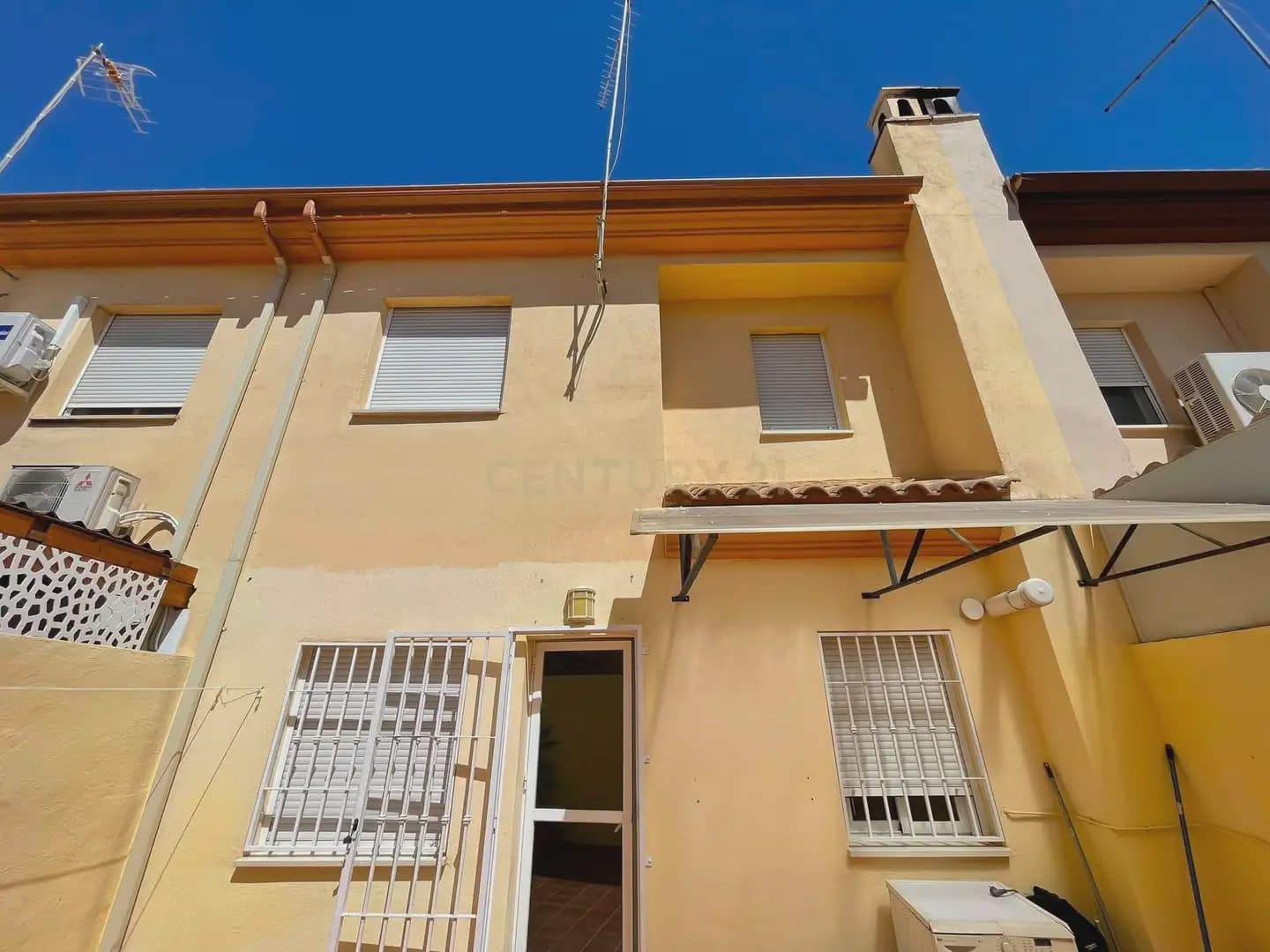 Casa de 3 habitaciones en Armilla en alquiler con garaje - 950 € (Ref: 10004657)