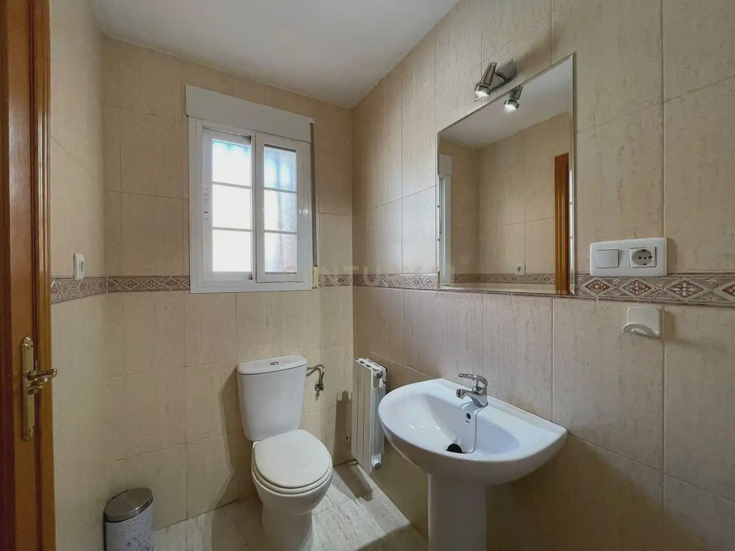 Casa de 3 habitaciones en Armilla en alquiler con garaje - 950 € (Ref: 10004657)