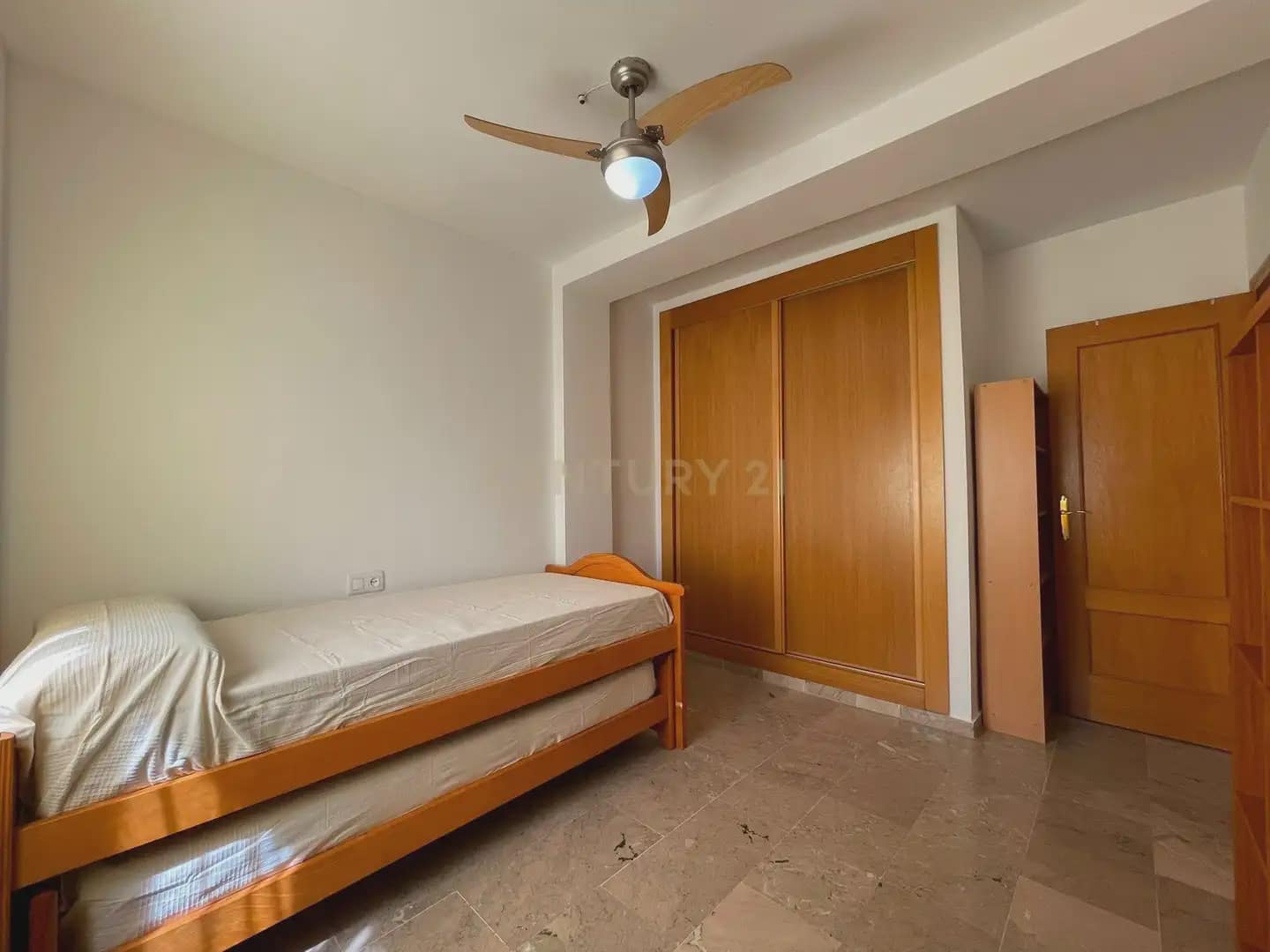 Casa de 3 habitaciones en Armilla en alquiler con garaje - 950 € (Ref: 10004657)