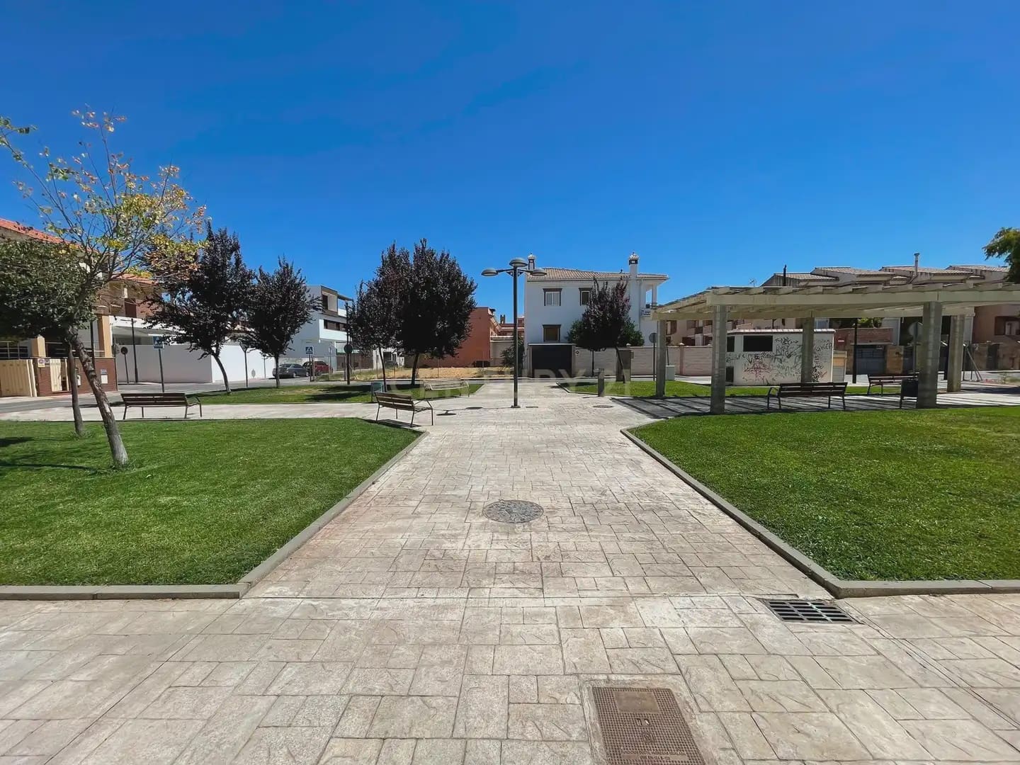 Casa de 3 habitaciones en Armilla en alquiler con garaje - 950 € (Ref: 10004657)