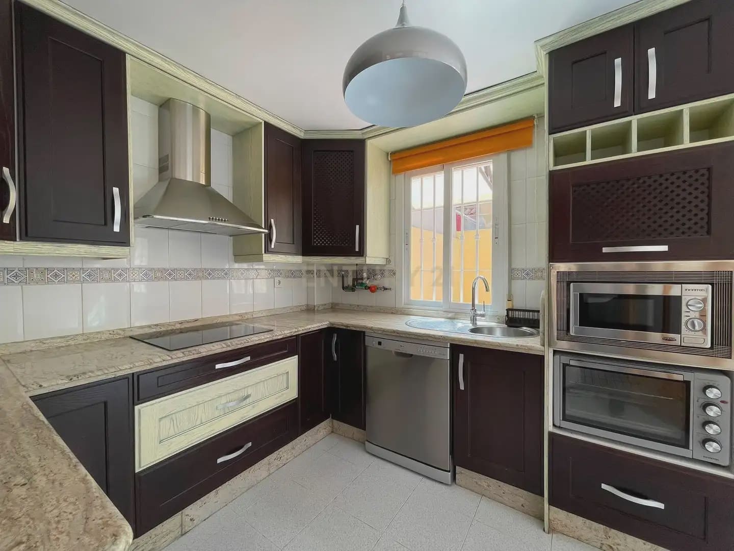 Casa de 3 habitaciones en Armilla en alquiler con garaje - 950 € (Ref: 10004657)