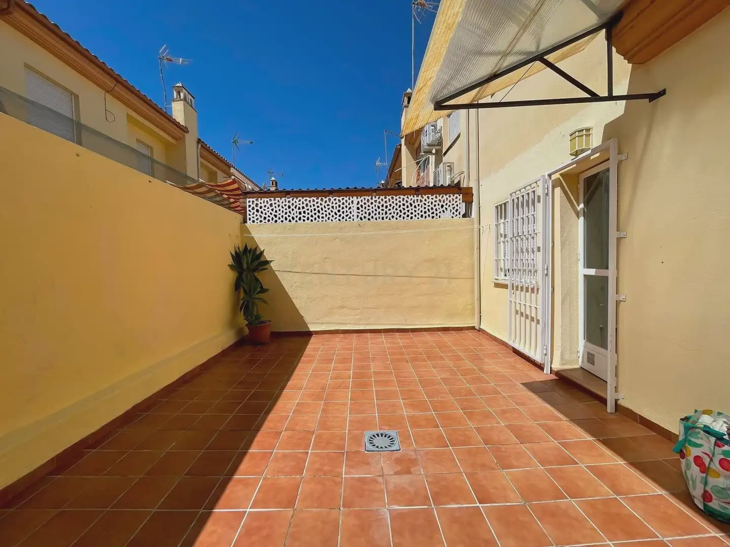 Casa de 3 habitaciones en Armilla en alquiler con garaje - 950 € (Ref: 10004657)