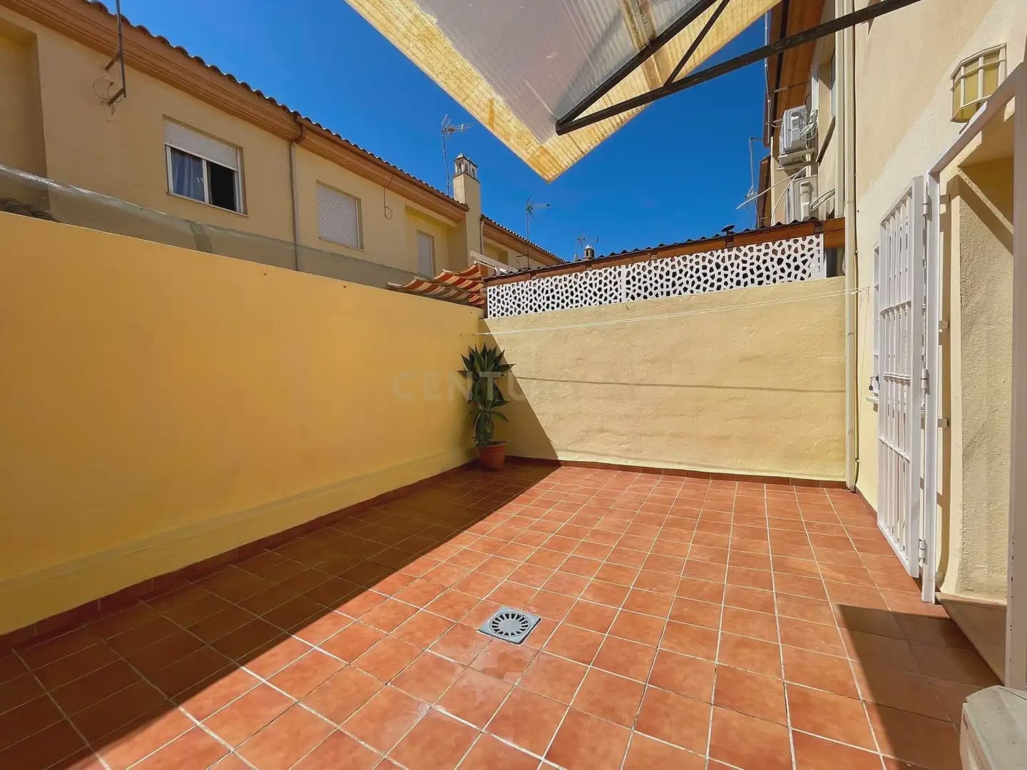 Casa de 3 habitaciones en Armilla en alquiler con garaje - 950 € (Ref: 10004657)