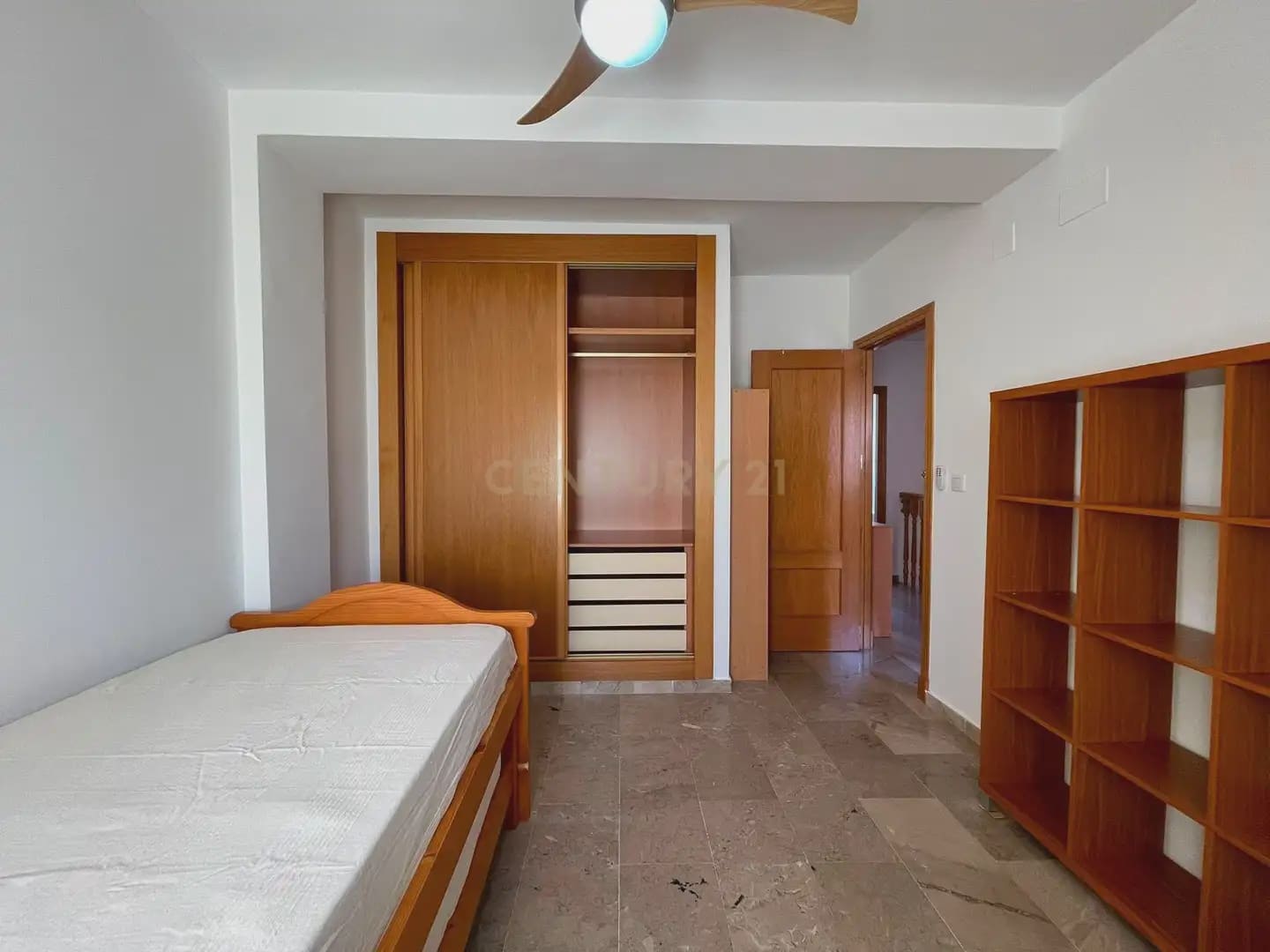 Casa de 3 habitaciones en Armilla en alquiler con garaje - 950 € (Ref: 10004657)