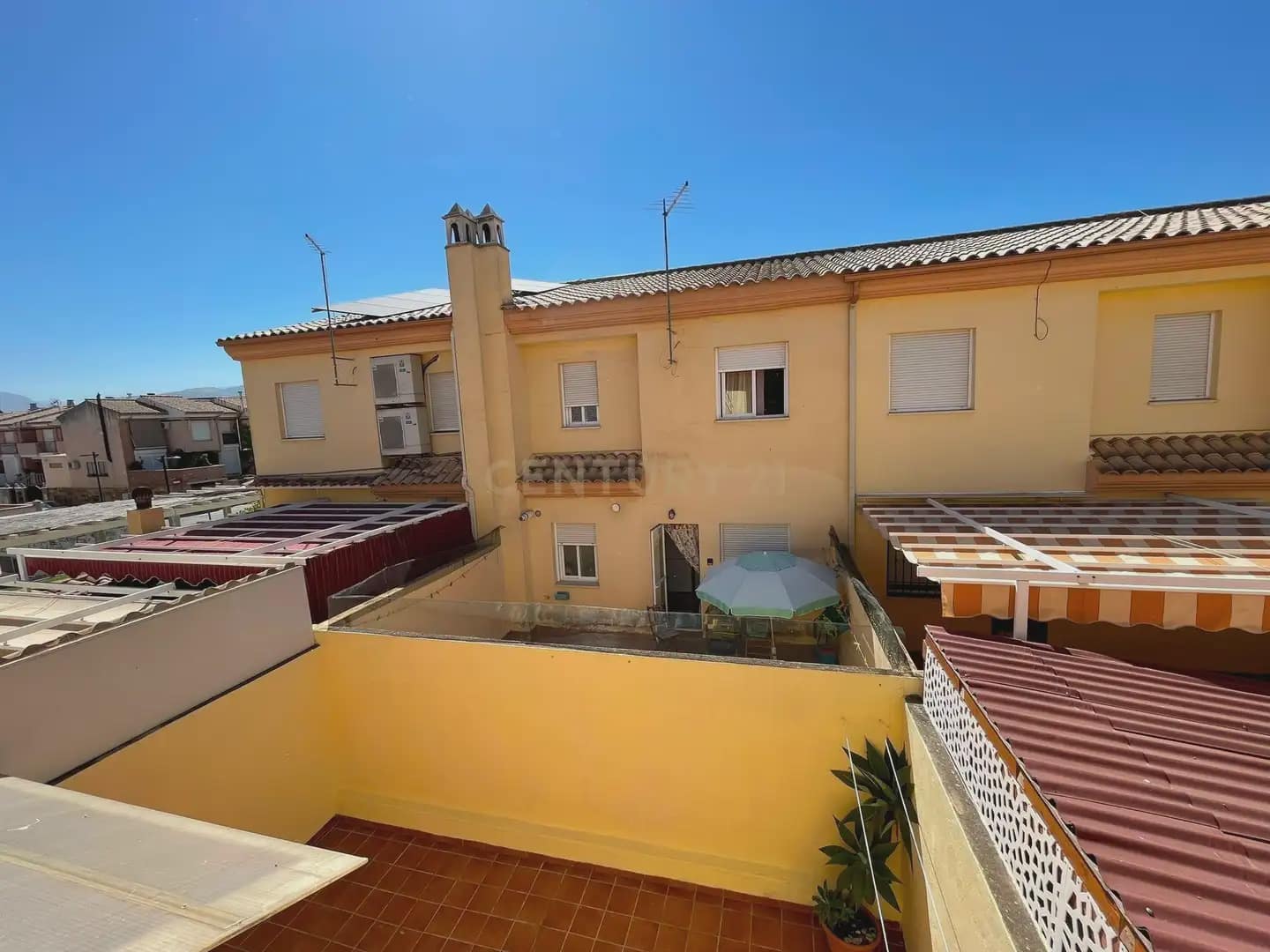 Casa de 3 habitaciones en Armilla en alquiler con garaje - 950 € (Ref: 10004657)