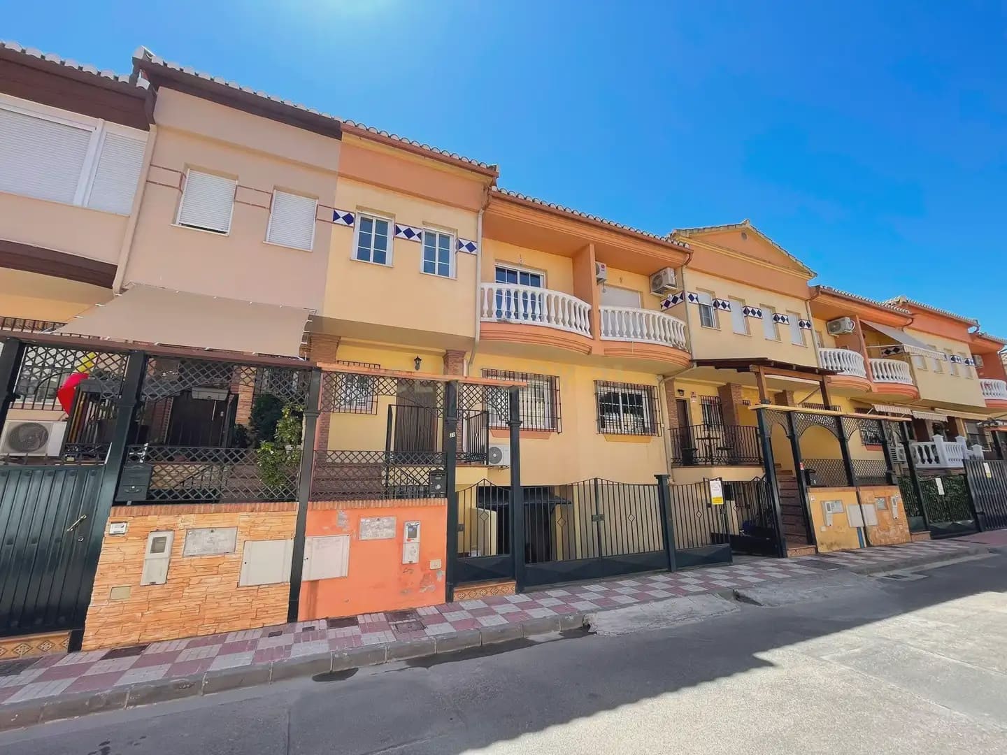 Casa de 3 habitaciones en Armilla en alquiler con garaje - 950 € (Ref: 10004657)