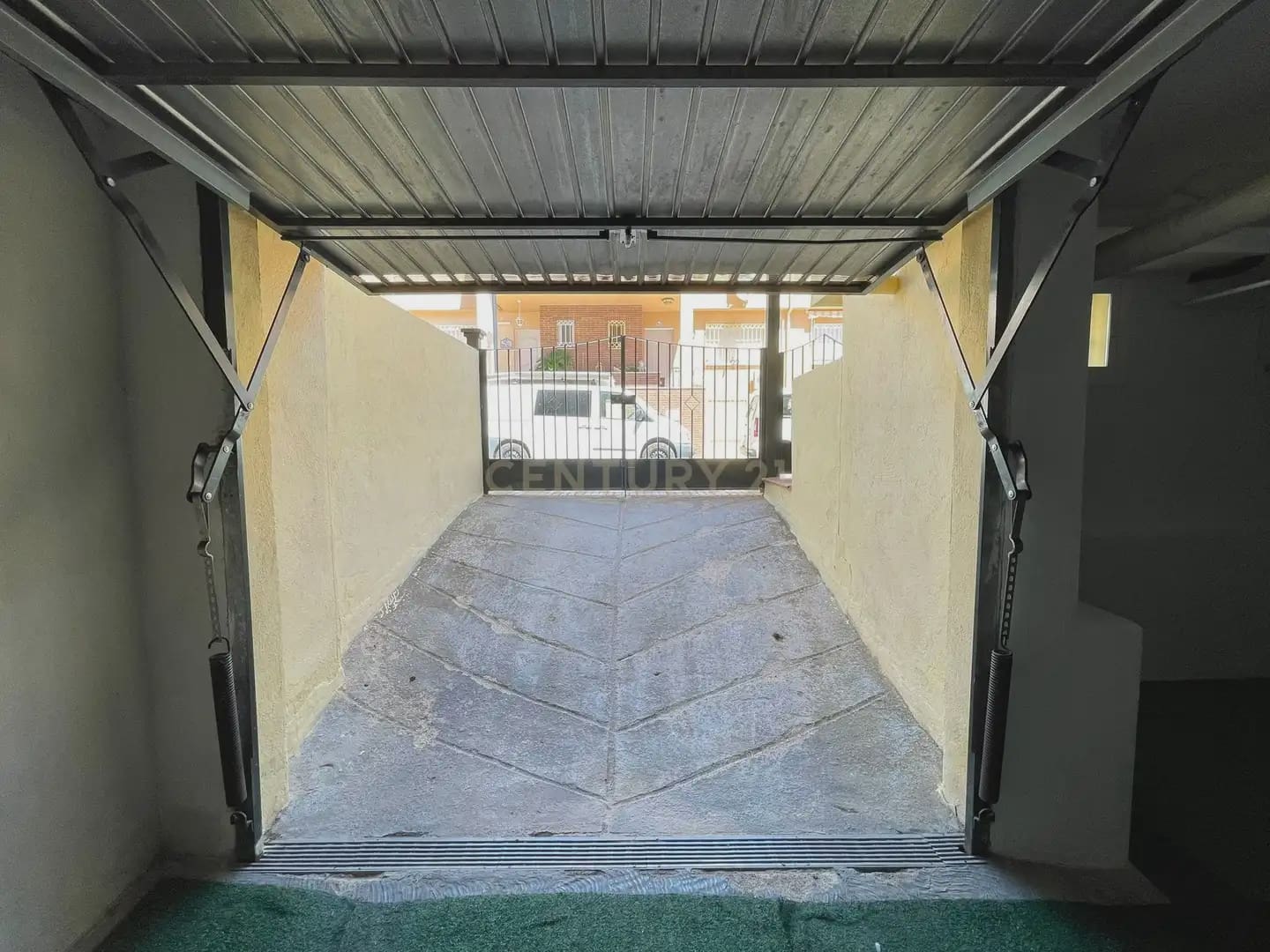 Casa de 3 habitaciones en Armilla en alquiler con garaje - 950 € (Ref: 10004657)