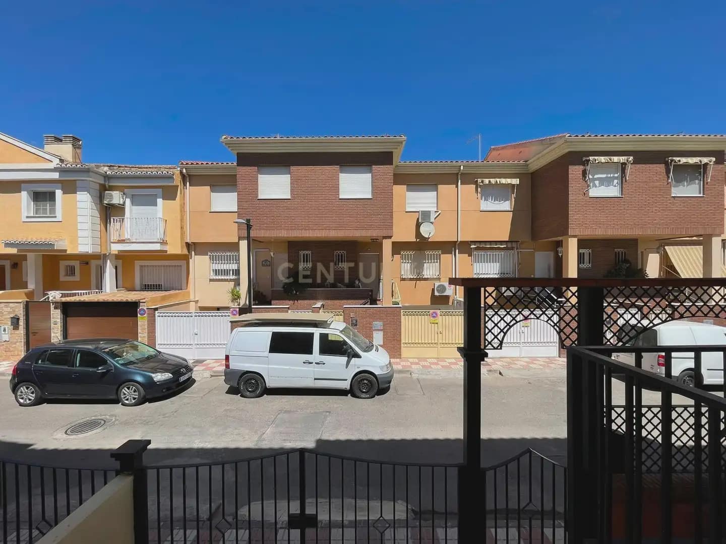 Casa de 3 habitaciones en Armilla en alquiler con garaje - 950 € (Ref: 10004657)