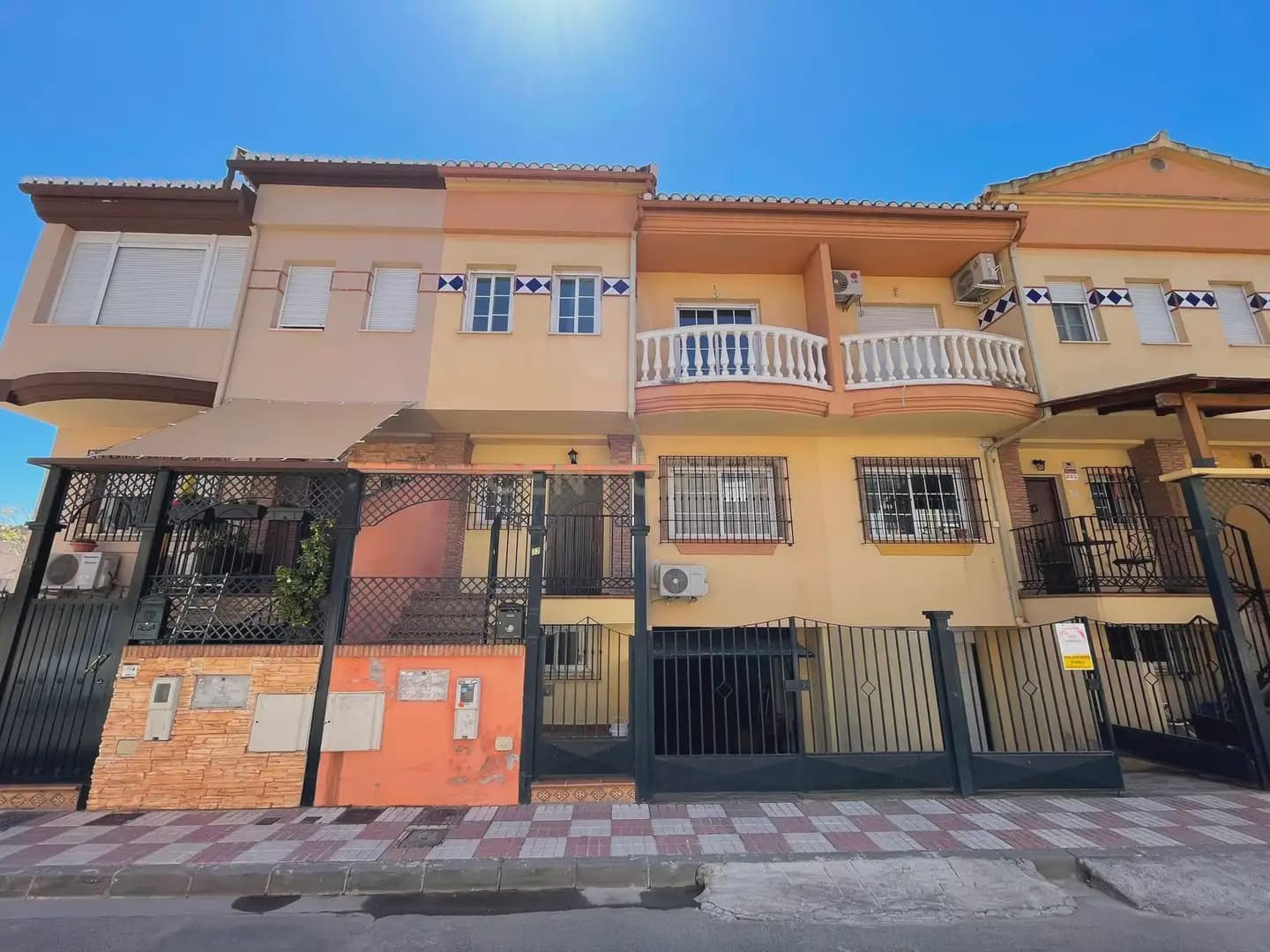 Casa de 3 habitaciones en Armilla en alquiler con garaje - 950 € (Ref: 10004657)