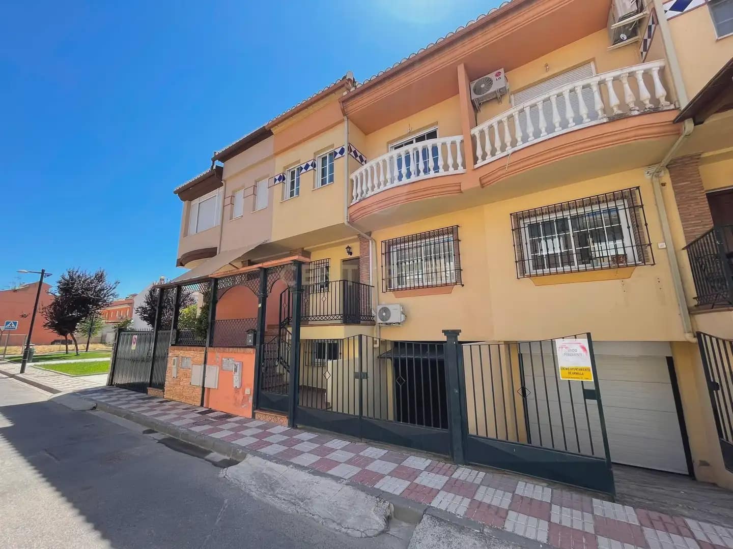 Casa de 3 habitaciones en Armilla en alquiler con garaje - 950 € (Ref: 10004657)
